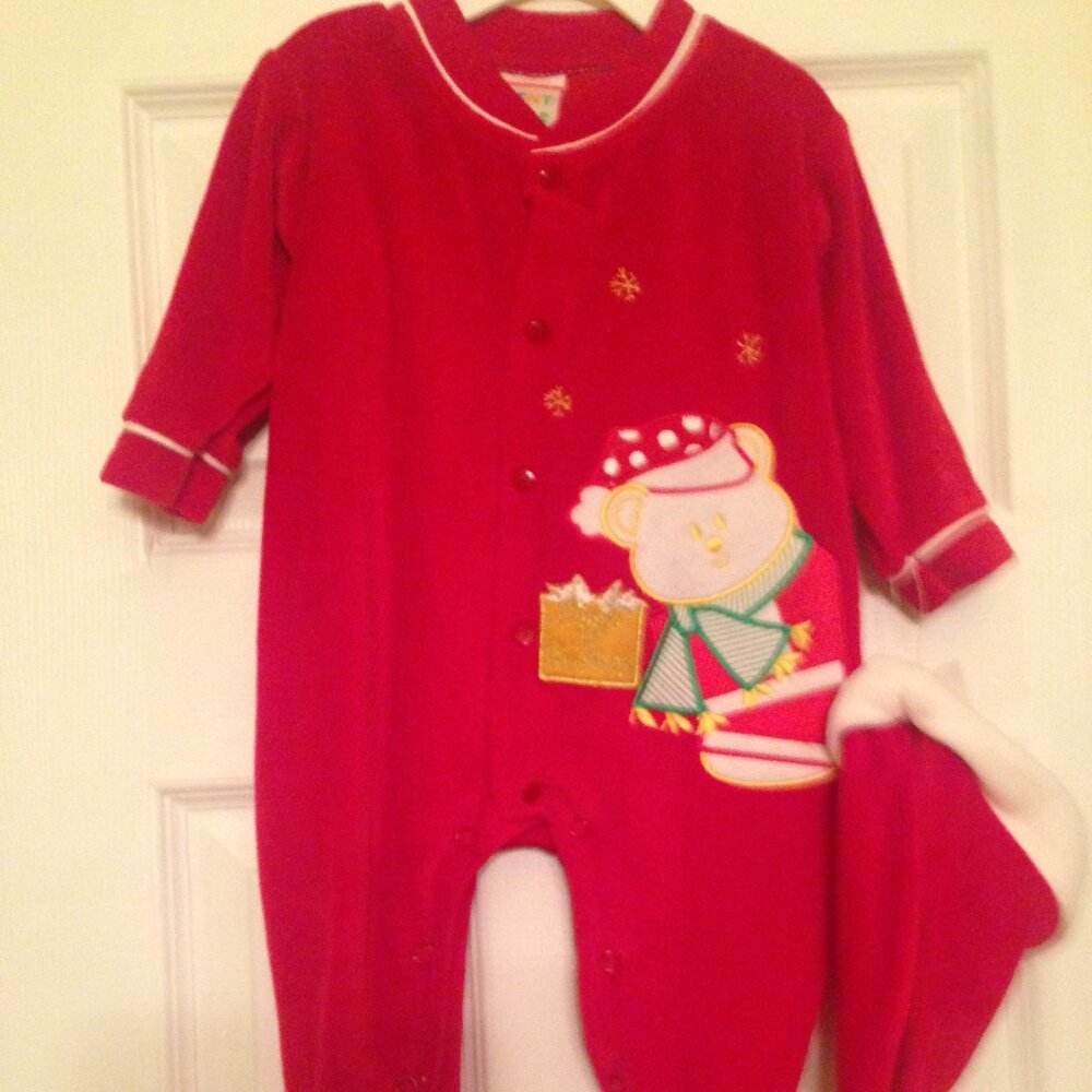 Christmas footie infant sizes 0/3 mos or 3/6 mos Pint Size 80% cotton polyester